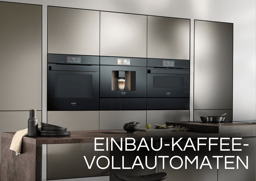 Eine moderne Küchenwand mit drei nebeneinander eingebauten Siemens studioLine Geräten: Backofen, Einbau-Kaffeevollautomat und Kompakt-Backofen.